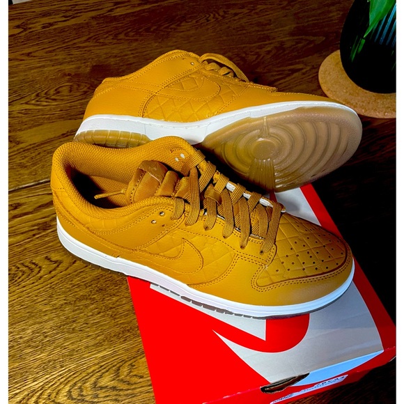 SOLD🎁New Nike Dunk size 8 US Woman AUTHENTIC - Picture 1 of 5